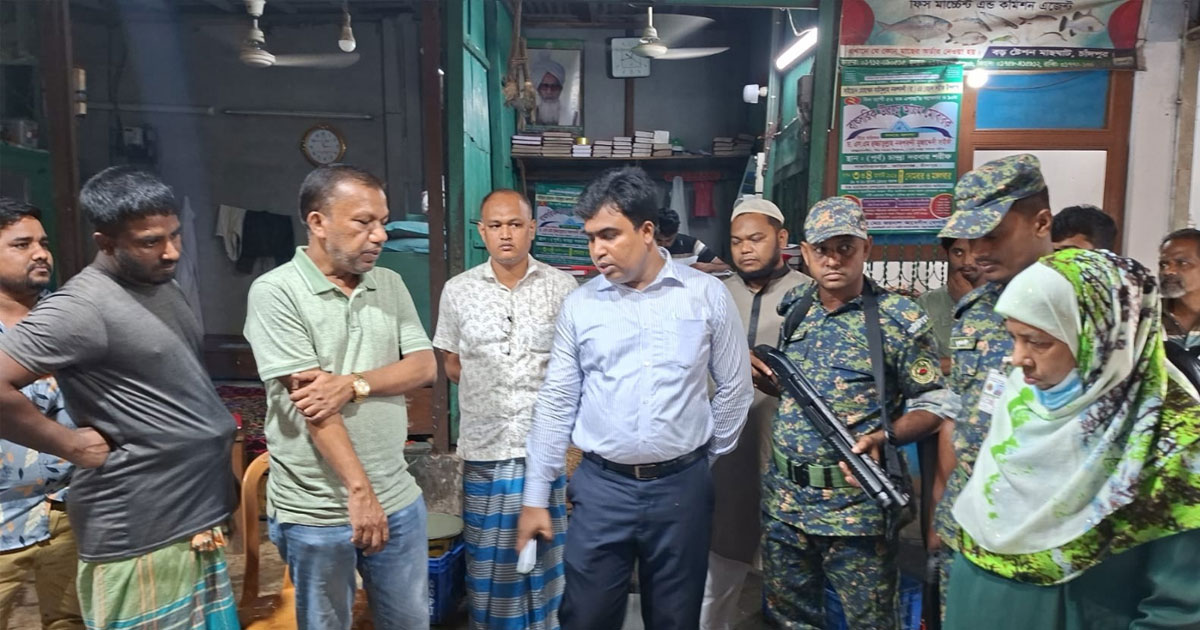 পচা ইলিশ বিক্রির দায়ে চাঁদপুরে ব্যবসায়ীকে জরিমানা