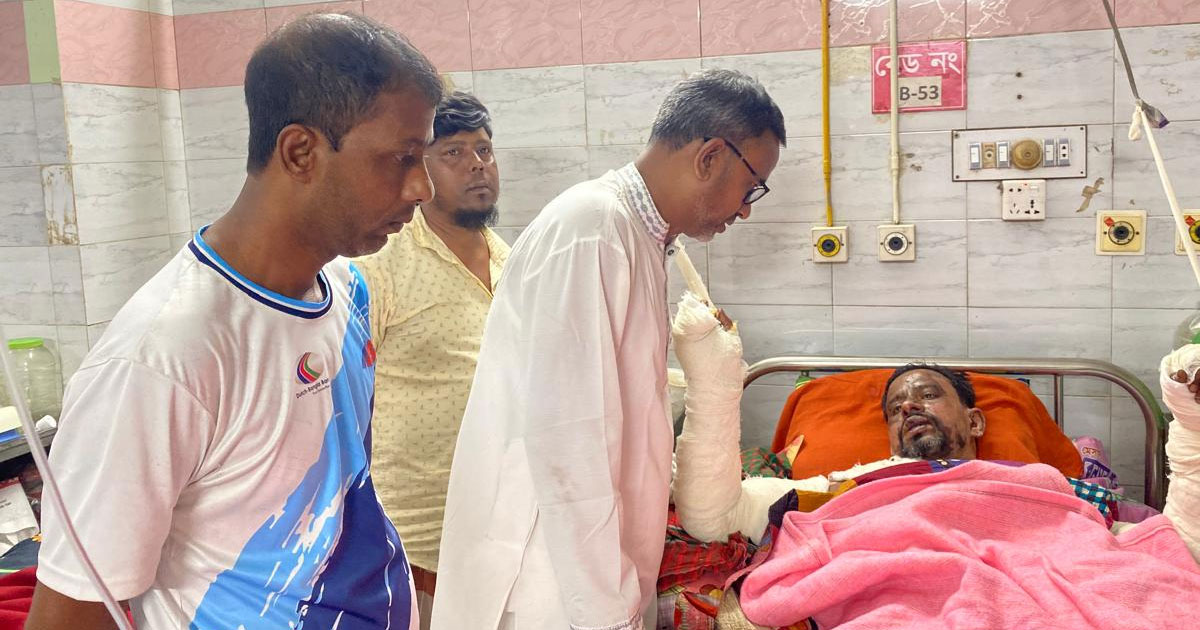 নওগাঁর অগ্নিদগ্ধ পাখিকে দেখতে ছুটে গেলেন চেয়ারম্যান পদপ্রার্থী রেজাউন নবী স্যান্ডো