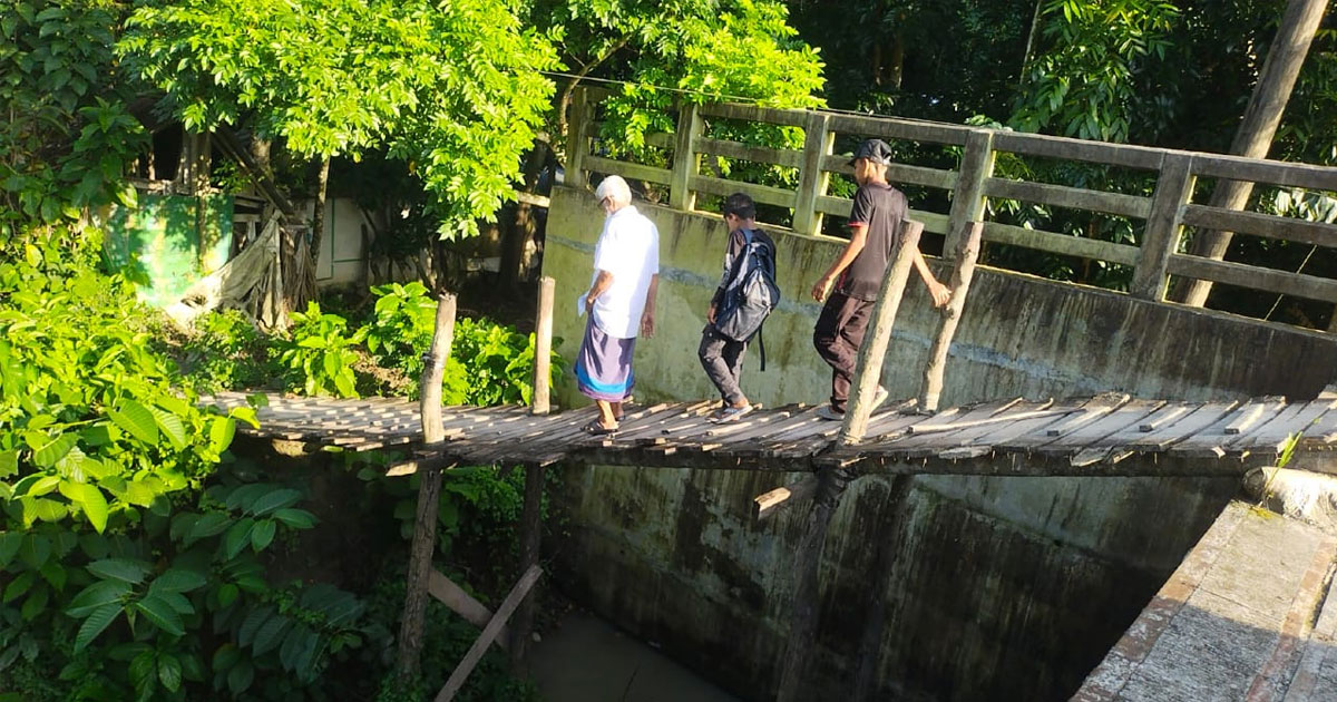 উজিরপুরে সংযোগ সড়ক ছাড়াই ৭ কোটি টাকার সেতু, প্রকৌশলীর বিরুদ্ধে জমি দখলের অভিযোগ