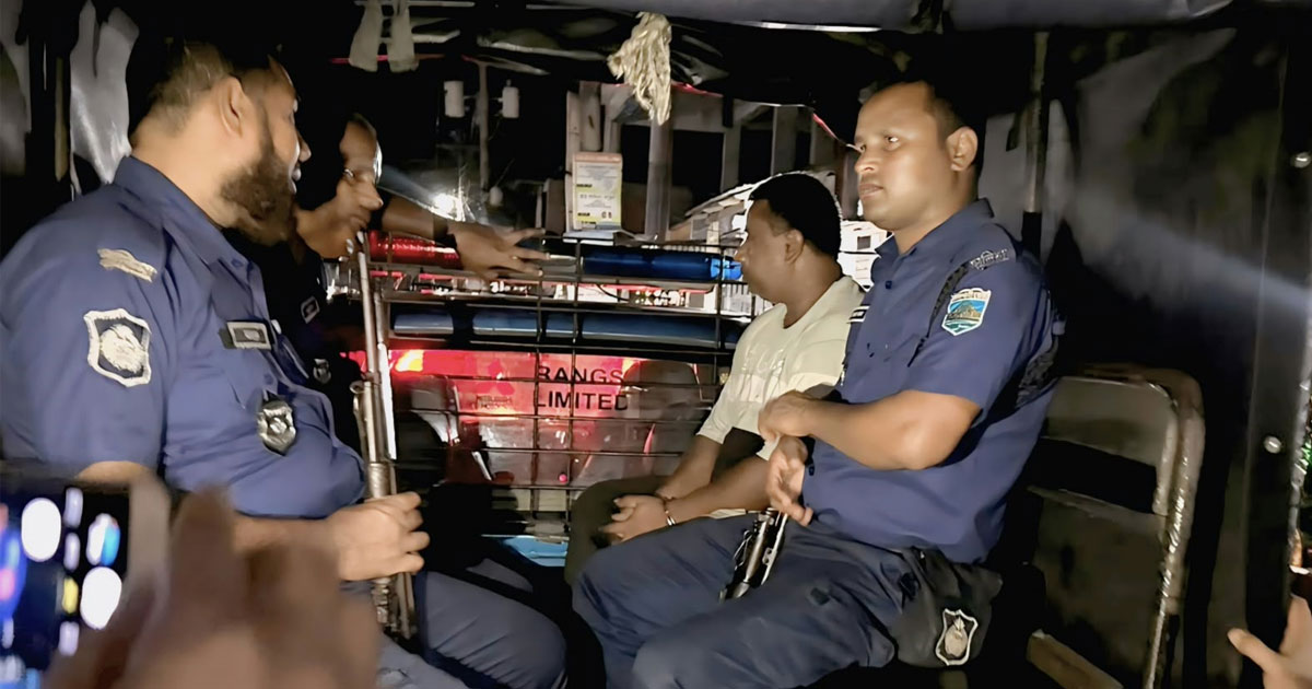 চাটমোহরে নকল দুধ তৈরির কারখানায় অভিযানে ৩’শ লিটার ভেজাল দুধ জব্দ