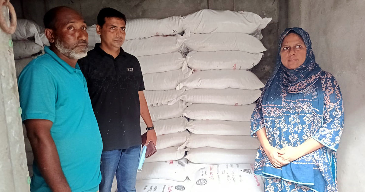 মাগুরায় নির্ধারিত মূল্যের চেয়ে বেশি দামে সার কেনার অভিযোগে ৮০ বস্তা সার জব্দ