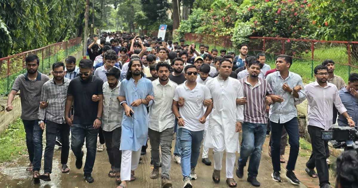 দেশ বিরোধী চক্রান্তের প্রতিবাদে চবি ছাত্রদলের বিক্ষোভ
