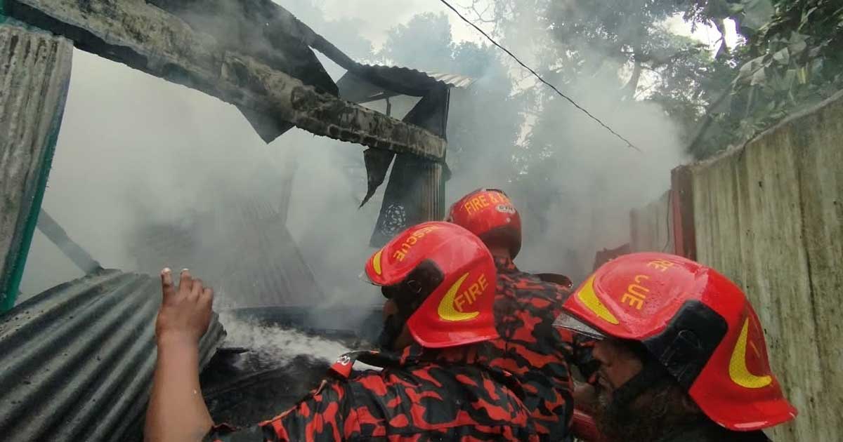 বৈদ্যুতিক সংযোগ থেকে আগুন, পুড়ল দুই বসতঘর
