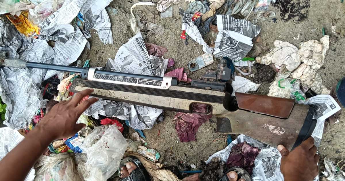 ফতুল্লায় ঝোপ থেকে বিদেশি এয়ার রাইফেল উদ্ধার