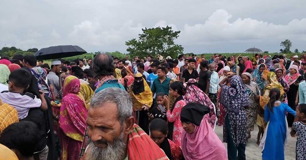 ফরিদপুরে  যুবকের ঝুলন্ত মরদেহ উদ্ধার করছে পুলিশ