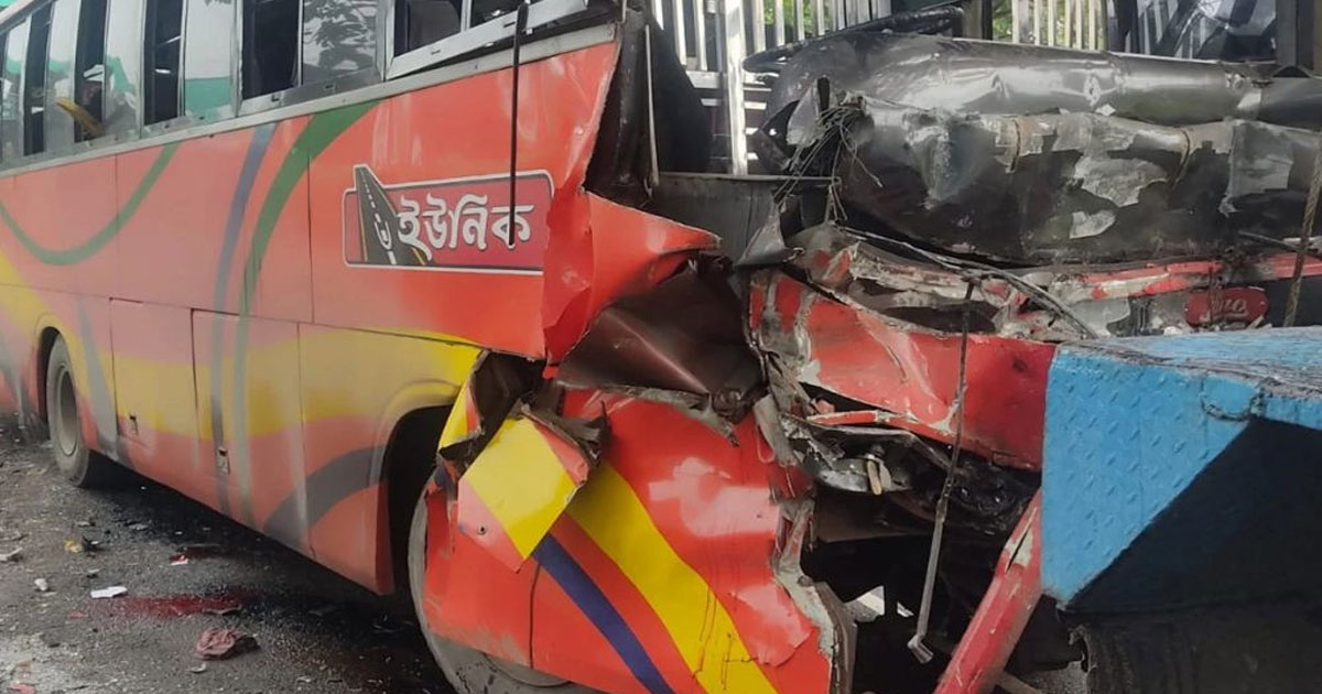 ফেনীতে বাস-কাভার্ড ভ্যান সংঘর্ষে নিহত ৩