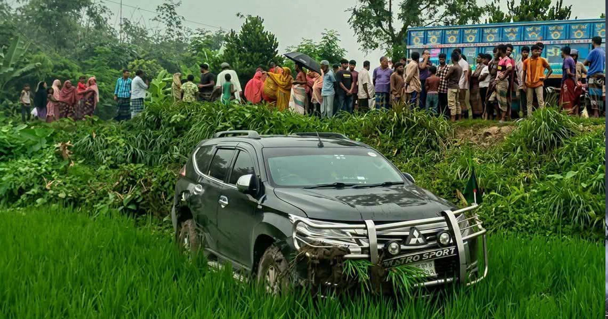পথচারীকে বাঁচাতে গিয়ে দুর্ঘটনা, স্ত্রীসহ আহত প্রতিমন্ত্রী