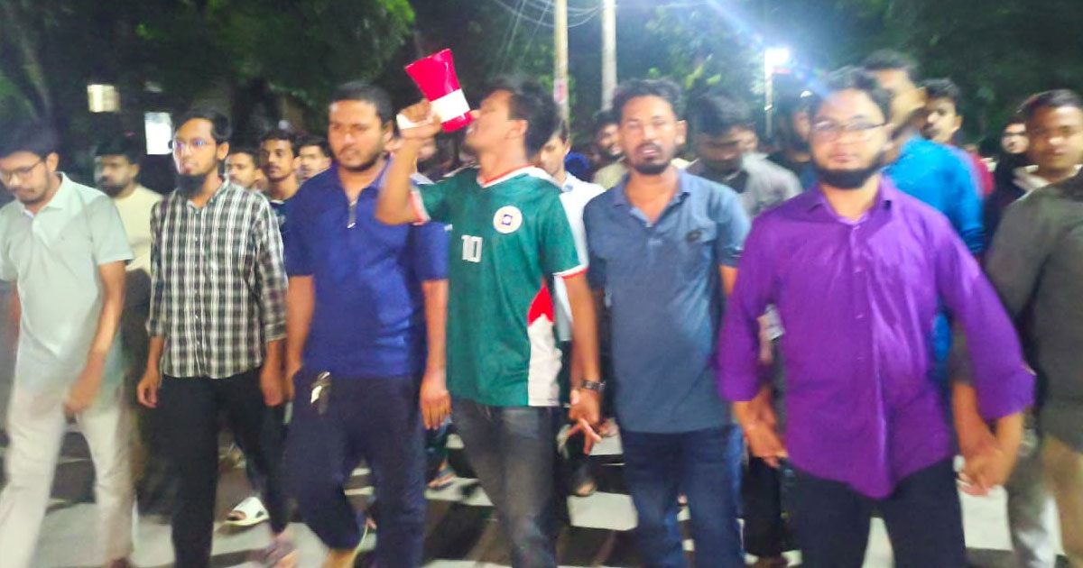 ১১-২০ গ্রেডের চাকরিতে ভাইভার নম্বর ৪০০ শতাংশ বৃদ্ধির প্রতিবাদে রাবিতে বিক্ষোভ