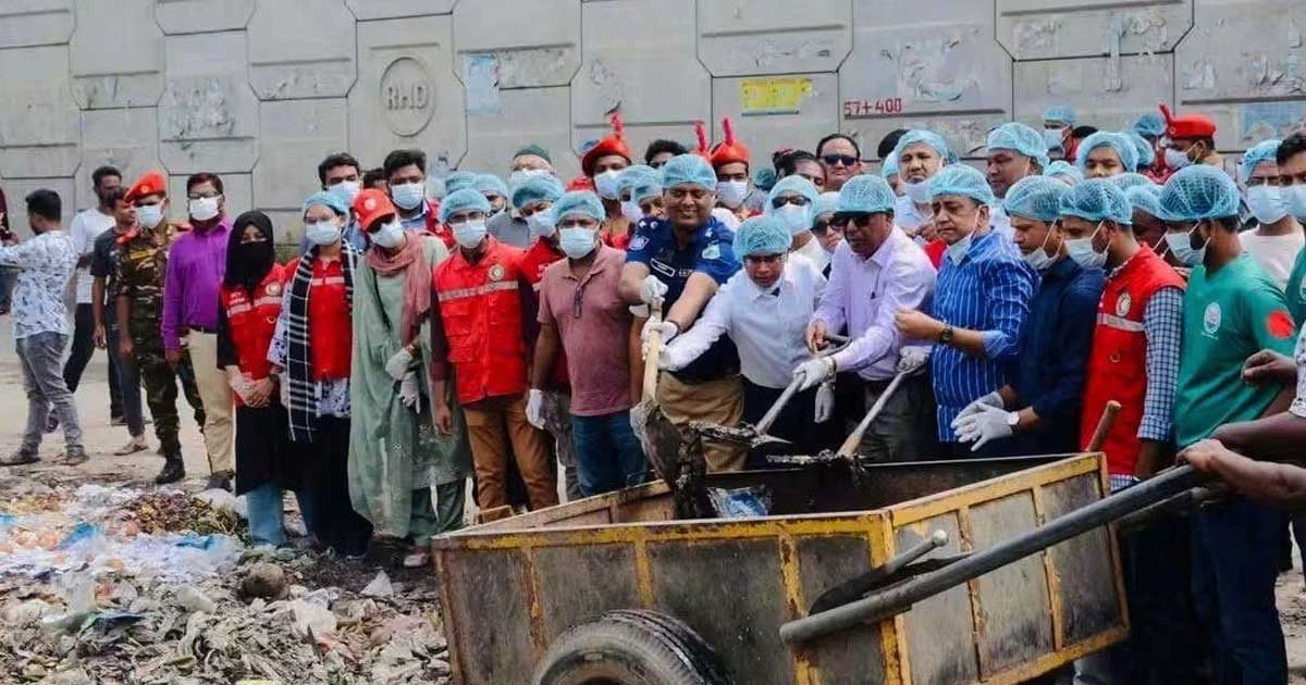 ডেঙ্গু প্রতিরোধে কোদাল বেলচা হাতে মাঠে নামলেন দুই এমপি