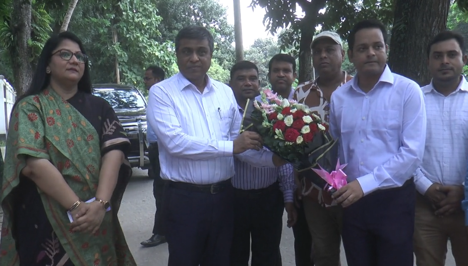 টাঙ্গাইলে বিভাগীয় কমিশনারের বাইসাইকেল বিতরণ