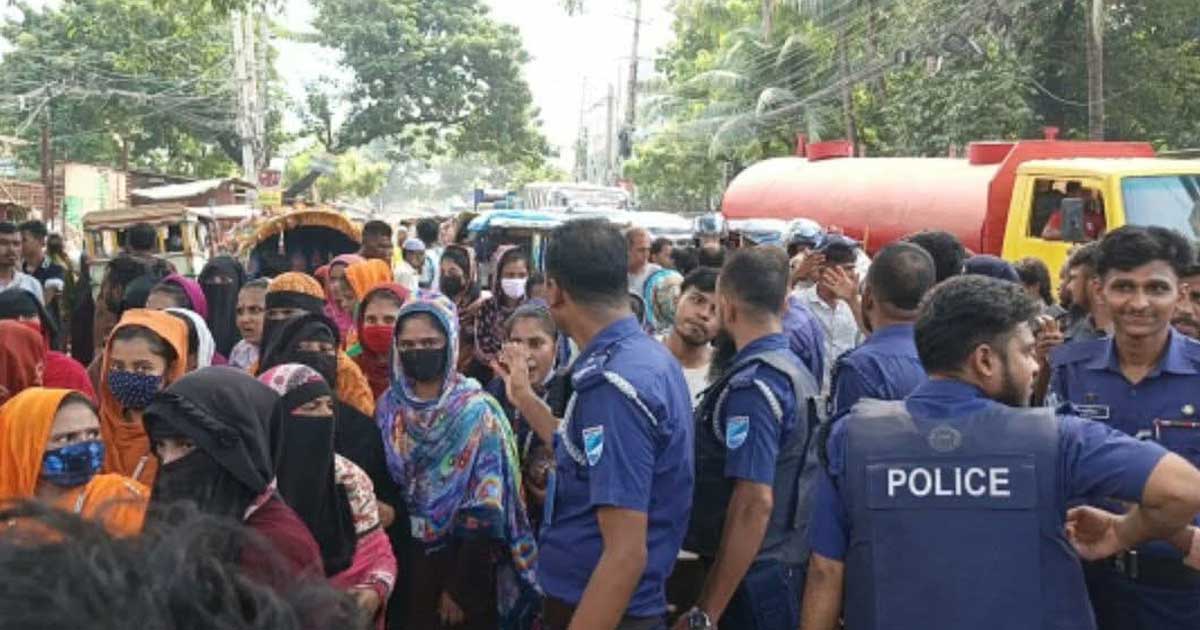 বেতন না পেয়ে সড়ক অবরোধ, ফতুল্লায় পোশাক কারখানা বন্ধ