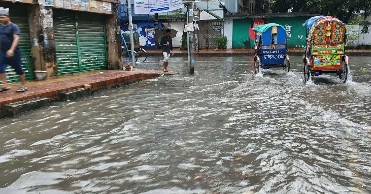 ভারী বৃষ্টিতে ডুবেছে রাজধানীর বিভিন্ন এলাকা, দুর্ভোগে নগরবা