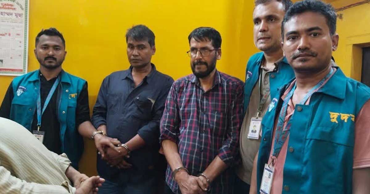 দুর্নীতি দমন কমিশনের অভিযানে সাব-রেজিস্ট্রার ও তার ২ সহযোগী আটক