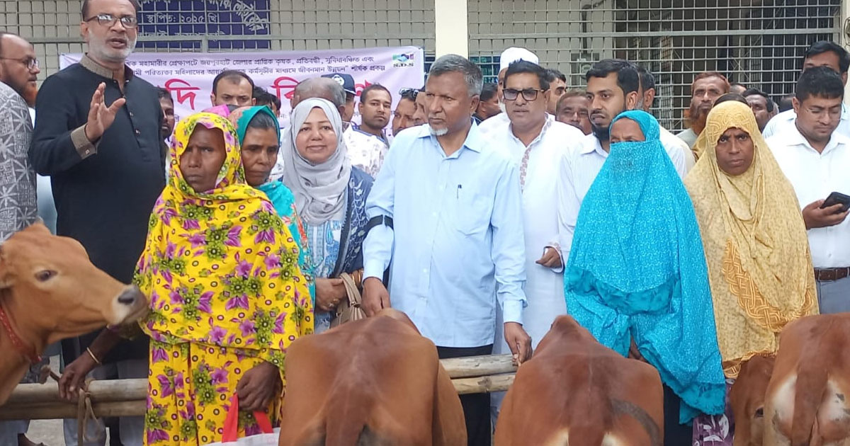 কালাইয়ে প্রান্তিক জনগোষ্ঠীর ১১৫ পরিবারকে গবাদি পশু বিতরণ