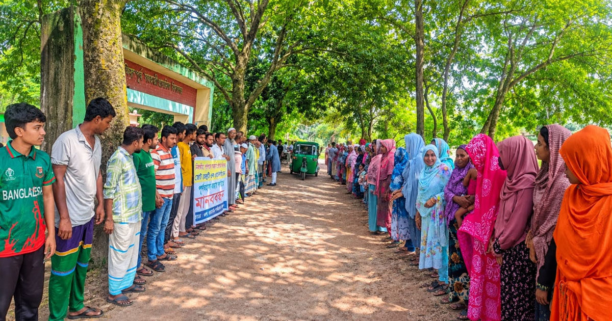 বেলাবোতে ভোটকেন্দ্র পুনর্বহালের দাবিতে এলাকাবাসীর মানববন্ধন