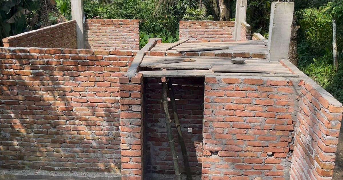 উজিরপুরে আদালতের নিষেধাজ্ঞার মধ্যেই ভবন নির্মাণের অভিযোগ