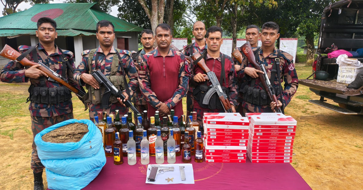 খাগড়াছড়ি সীমান্তে বিদেশি পিস্তল-গুলি ও ভারতীয় মাদকসহ ২.৬১ লাখ টাকার মালামাল জব্দ