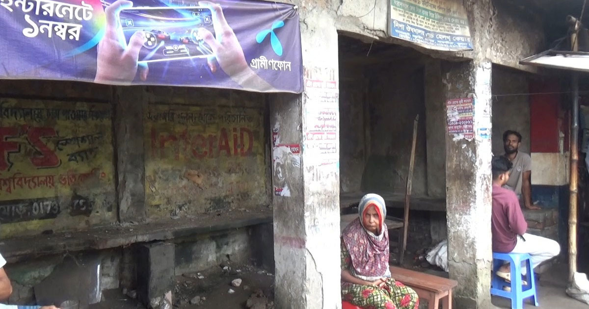 যাত্রী ছাউনি নাকি দোকান? বাগেরহাটে রোদ-বৃষ্টিতে দুর্ভোগে যাত্রীরা