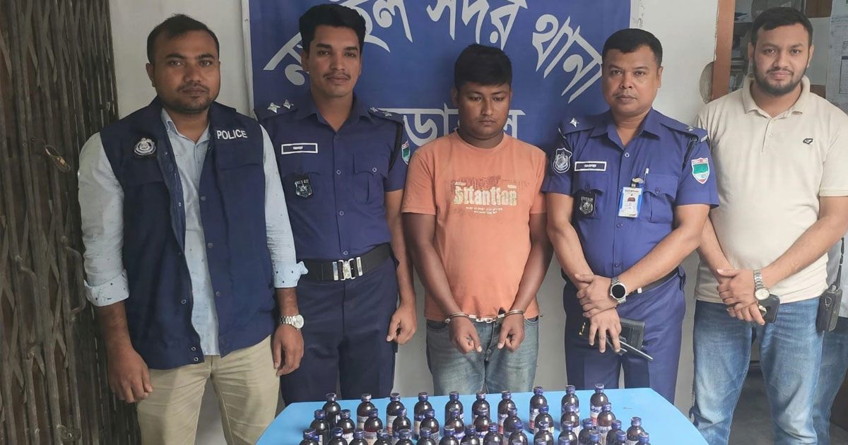 নড়াইলে প্রাইভেটকার থেকে ৫০ বোতল ‘এস্কাফ’ উদ্ধার যুবক আটক