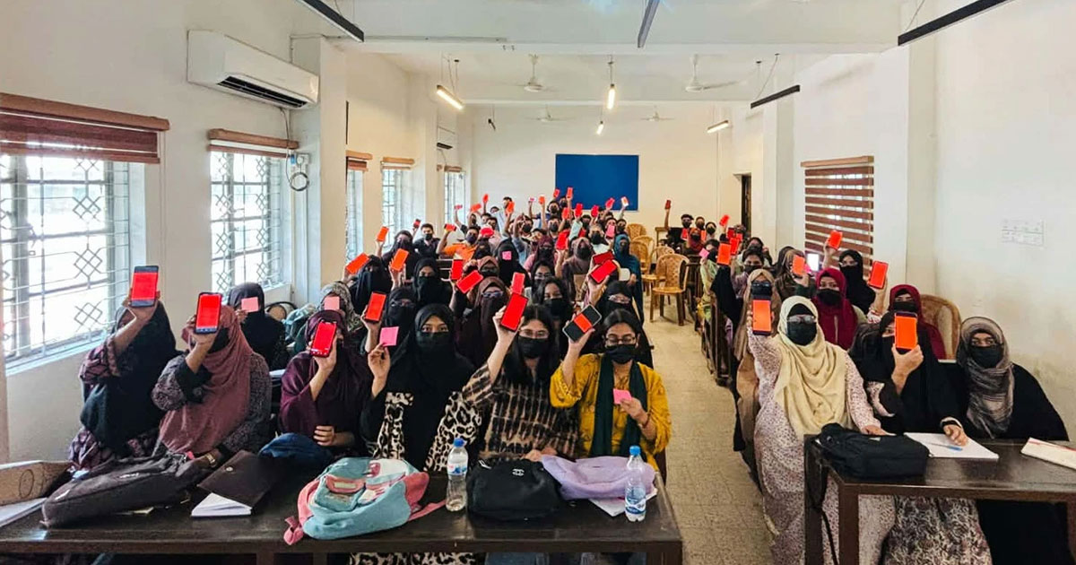এবার ঢাবি শিক্ষককে লাল কার্ড দেখালেন শিক্ষার্থীরা