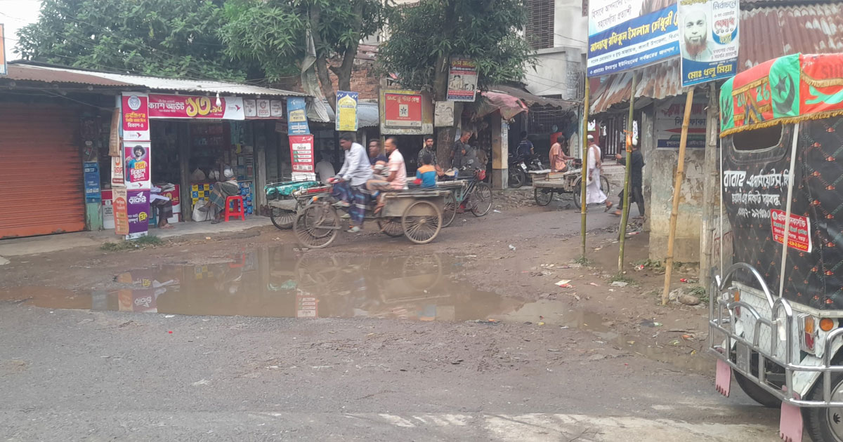 সামান্য বৃষ্টিতেই ডুবে যায় নুনুজ বাজার