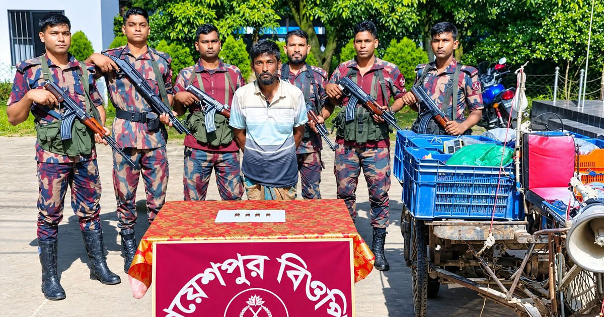 কোটি টাকা স্বর্ণের বারসহ পাচারকারী আটক