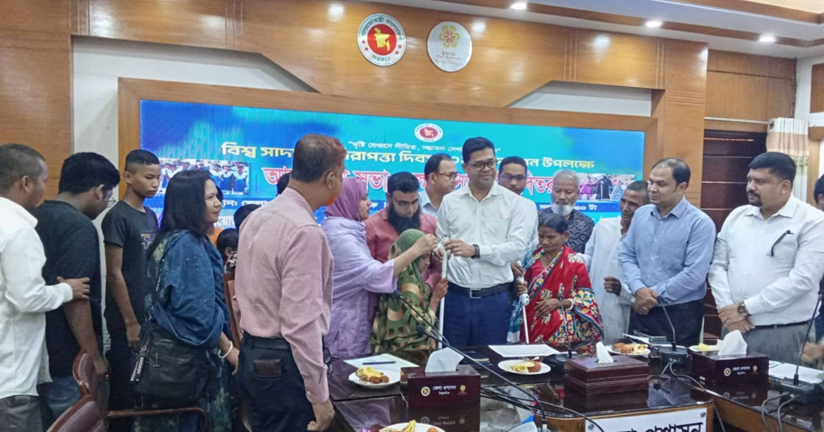 ঠাকুরগাঁওয়ে দৃষ্টিপ্রতিবন্ধীদের মধ্যে ১৪টি স্মার্ট সাদাছড়ি বিতরণ