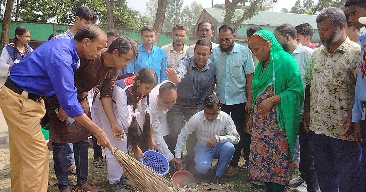 গাইবান্ধায় ডেঙ্গুসহ মশাবাহিত রোগ প্রতিরোধে পরিষ্কার পরিচ্ছন্নতা অভিযান