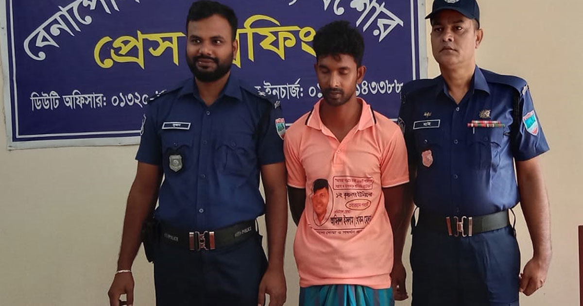 বেনাপোলে পিস্তল, গুলি ও ম্যাগাজিনসহ ভ্যান চালক আটক