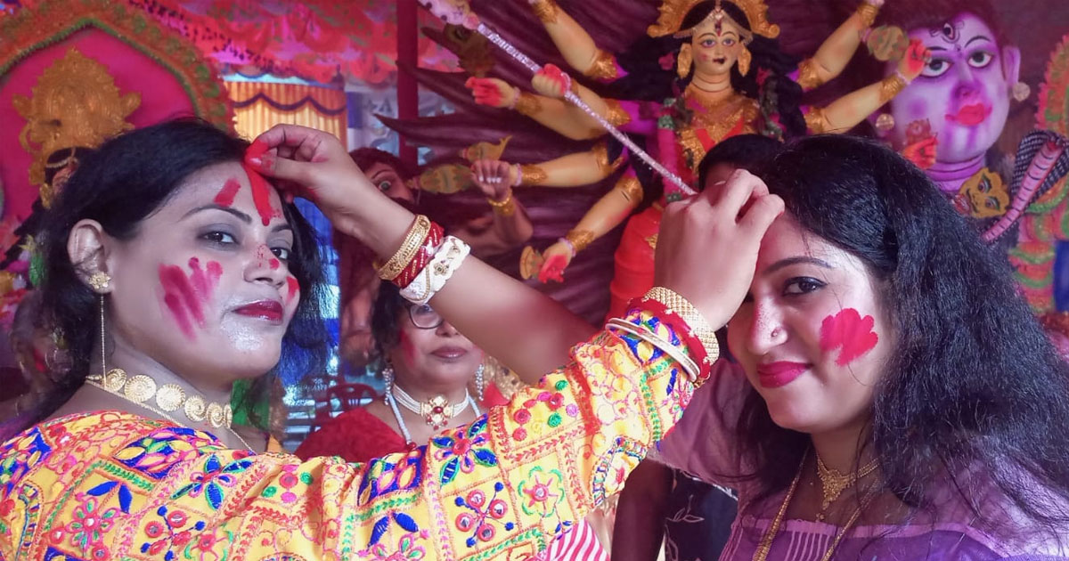 সিঁদুর খেলার মধ্য দিয়ে শেষ হচ্ছে দুর্গোৎসব, আজ বিজয়া দশমী