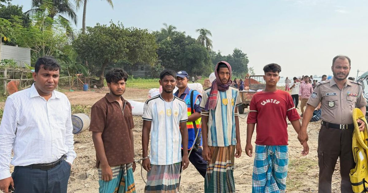 মেঘনায় মা ইলিশ রক্ষায় অভিযানে ৪ জেলে আটক, দুজনের বিরুদ্ধে মামলা