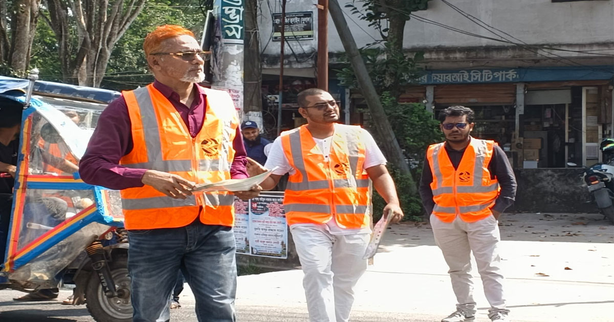 নিরাপদ সড়ক দিবসে শরীয়তপুরে চালকদের মাঝে সচেতনতামূলক লিফলেট বিতরণ