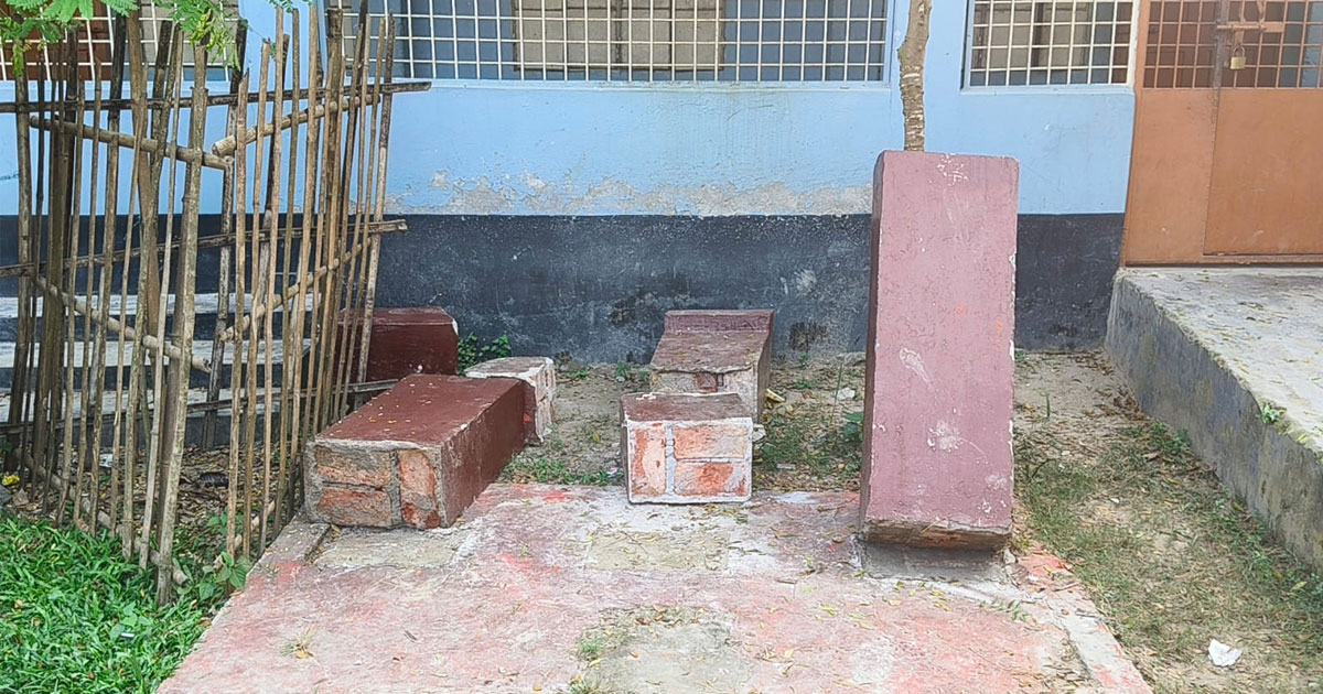 বদলগাছীতে রাতের আঁধারে শহীদ মিনার ভাঙচুর