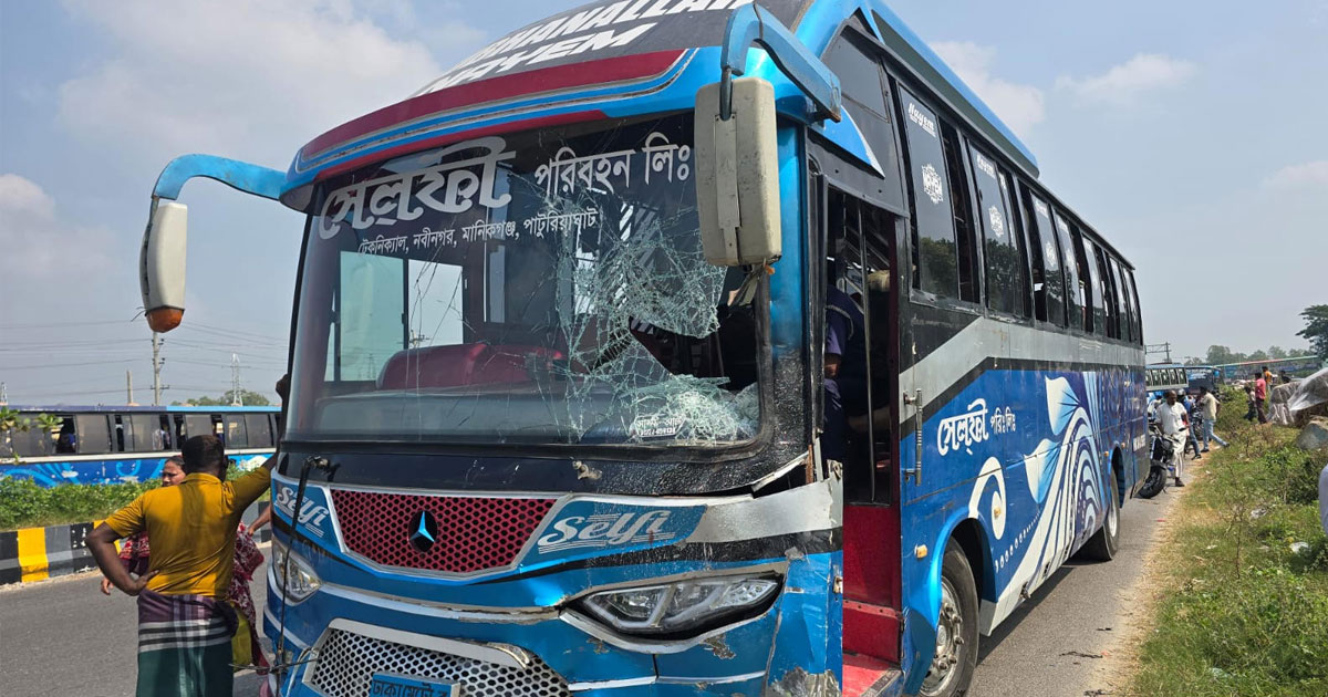 মানিকগঞ্জে বাস-অটোরিকশার সংঘর্ষে নিহত ২, দুই ঘণ্টা মহাসড়ক অবরোধ