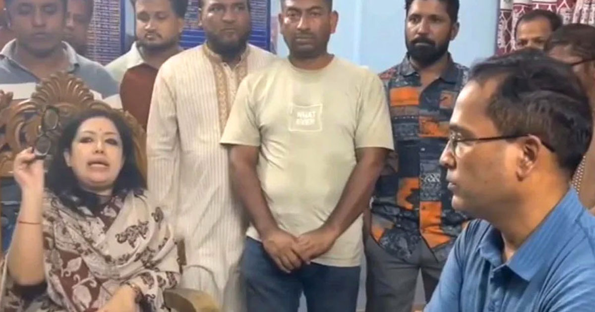 থানায় ঢুকে ওসিকে ‘চোর’ বলে শাসালেন রুমিন ফারহানা