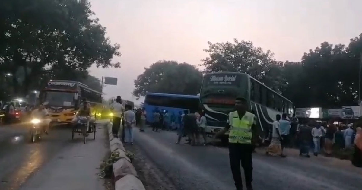 নাটোরের বড়াইগ্রামে দুই বাসের মুখোমুখি সংঘর্ষ, নিহত ১