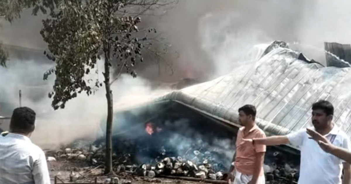 গাজীপুরে গার্মেন্টসের গুদামে আগুন, নিয়ন্ত্রণে ফায়ার সার্ভিসের ৯ ইউনিট