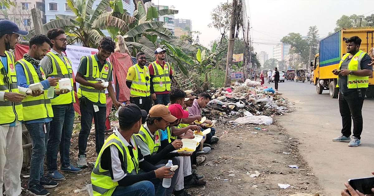 নারায়ণগঞ্জে ময়লার স্তূপের পাশে বসে মধ্যাহ্নভোজ, প্রতিবাদে উই আর ভলান্টিয়ার্স