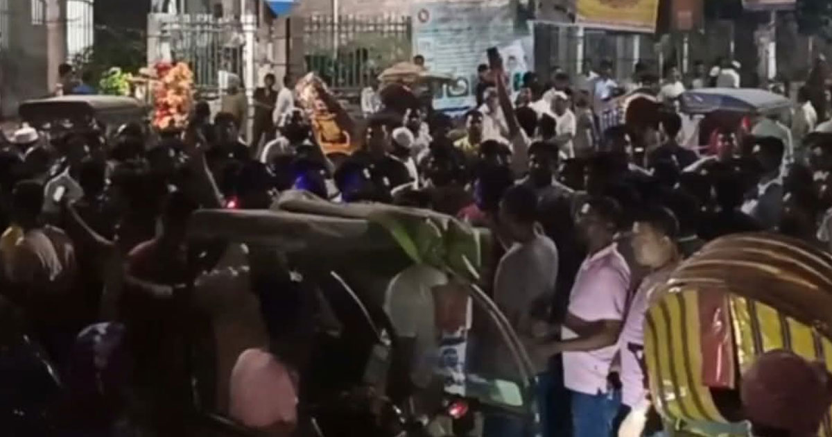 নারায়ণগঞ্জে হকার উচ্ছেদে নাসিক প্রশাসকের ওপর হকারদের হামলার চেষ্টা
