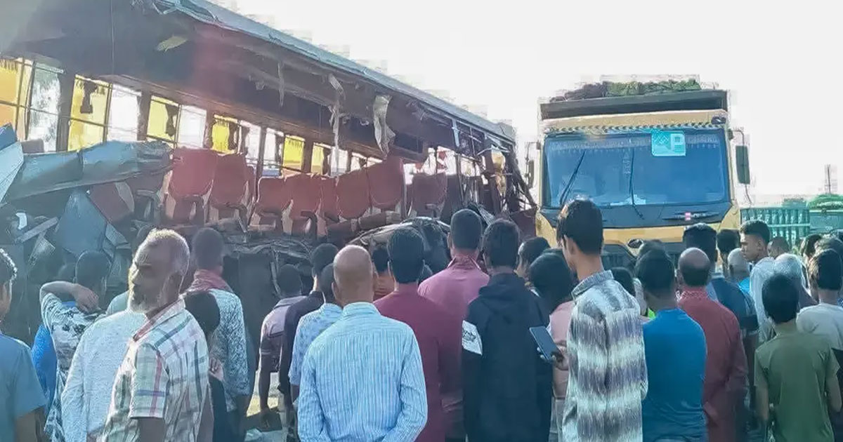 রংপুরে দাঁড়িয়ে থাকা ডাম্প ট্রাকে বাসের ধাক্কা, নিহত বেড়ে ৪
