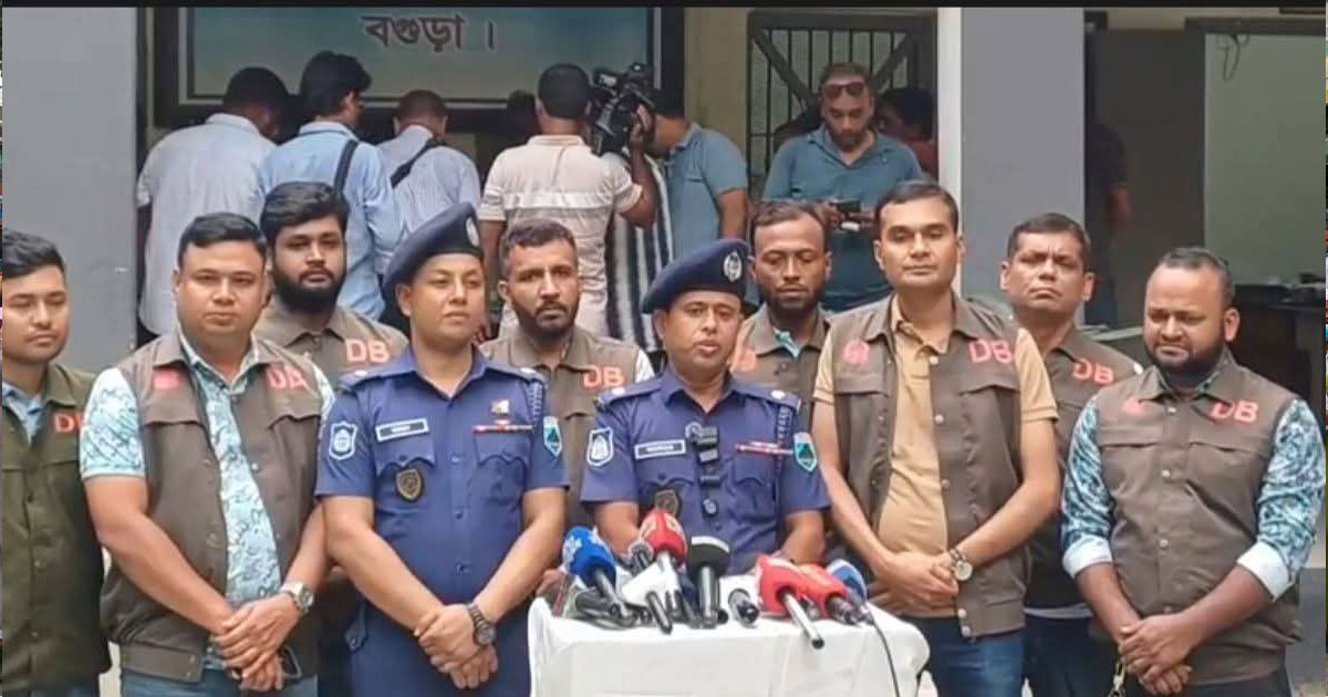 বগুড়ায় পুলিশের পরিচয়ে ১০২ ভরি স্বর্ণ ছিনতাই, গ্রেপ্তার ৪