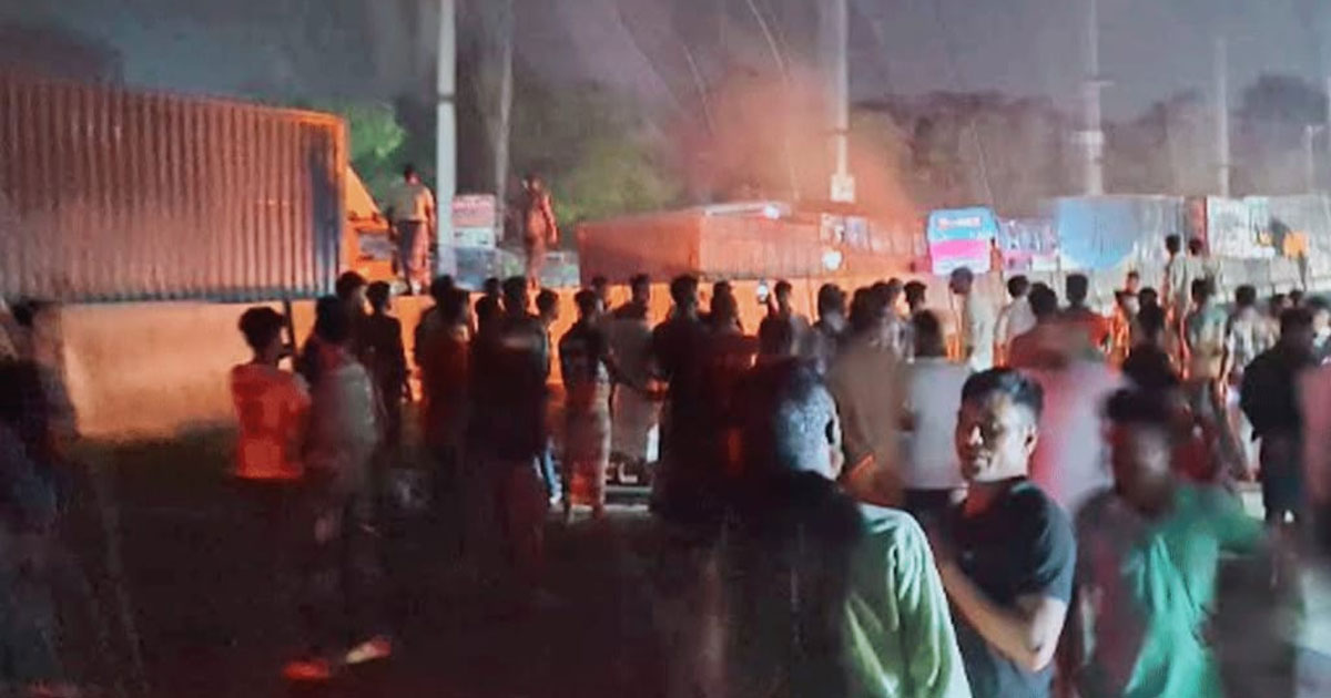 গাজীপুরে বেতন বৃদ্ধির দাবিতে পোশাকশ্রমিকদের বিক্ষোভ, মহাসড়ক অবরোধ