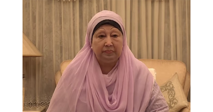 খালেদা জিয়ার হাতে গুলশানের বাড়ির কাগজ তুলে দিলেন গণপূর্ত উপদেষ্টা