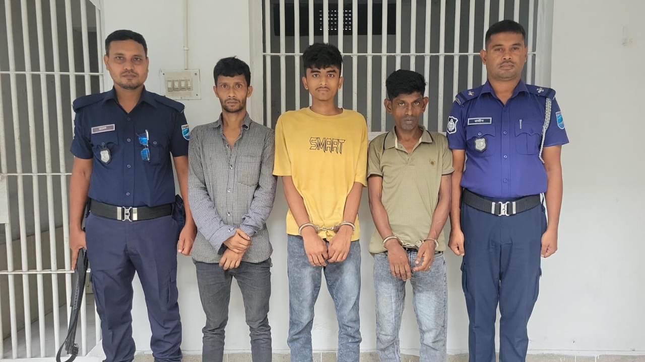 সাভারে ডাকাতির প্রস্তুতিকালে দেশীয় অস্ত্রসহ গ্রেপ্তার ৩