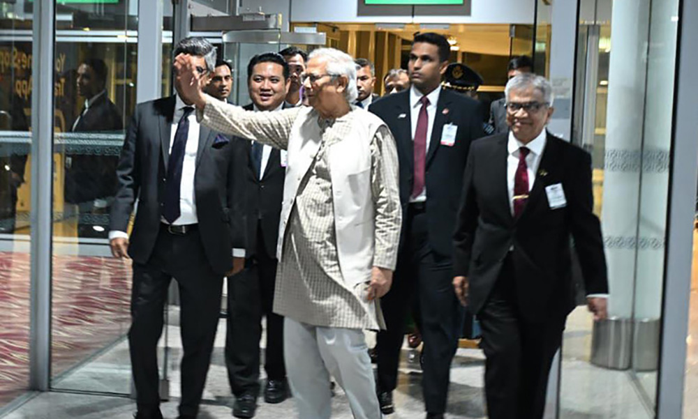 মালয়েশিয়ায় পৌঁছেছেন প্রধান উপদেষ্টা