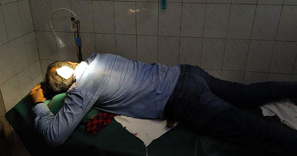 দায়িত্ব পালনকালে আহত সাংবাদিক মুজিবুর