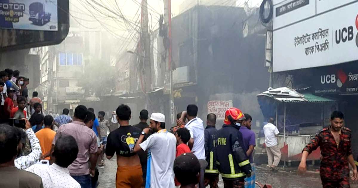 টঙ্গীতে কেমিক্যাল গুদামে ভয়াবহ বিস্ফোরণ, ফায়ার সার্ভিসের পাঁচ সদস্য দগ্ধ