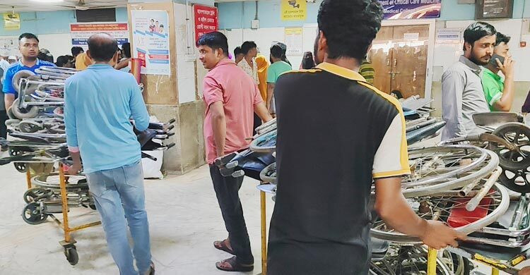 ঢামেকে অভিযানে অবৈধ ২১ হুইলচেয়ার জব্দ