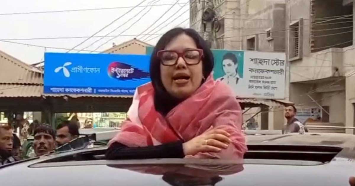 রুমিন ফারহানার পথসভার মঞ্চ ভেঙে দেওয়ার অভিযোগ, গাড়ির ওপর দাঁড়িয়ে বক্তব্য