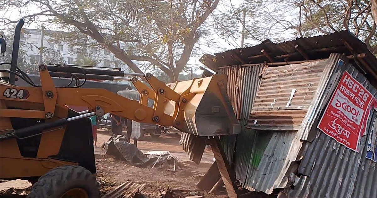 ঝিনাইদহ বাস টার্মিনালে যৌথ অভিযানে অবৈধ স্থাপনা উচ্ছেদ